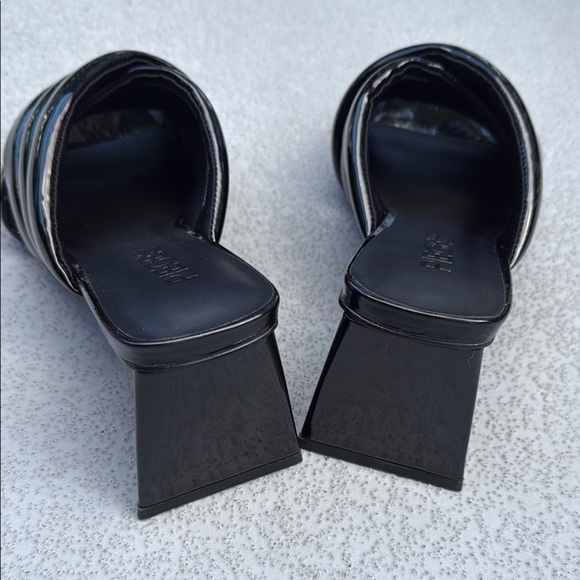 Sleek Black Mules with Glossy Finish - Picture 4 of 9